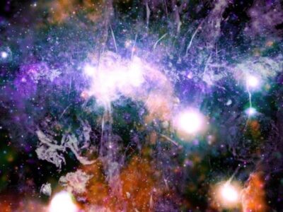 12 تصویر رؤیایی از زمین در آغوش کهکشان راه‌شیری