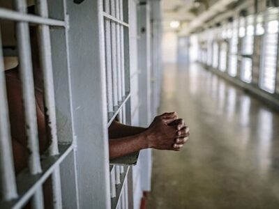 آزادی یک زندانی پس از ۲۰ سال در میناب