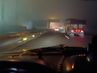 امدادرسانی راهداران مرکزی به خودروهای گرفتار در محور خمین- الیگودرز