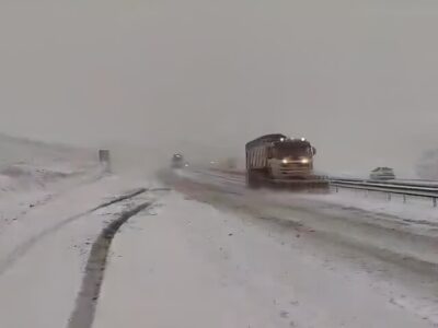 بارش برف و کولاک در محور چناران به سمت قوچان