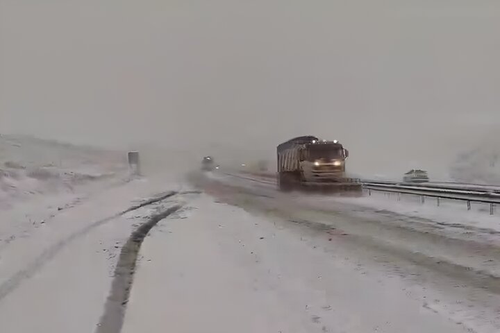 بارش برف و کولاک در محور چناران به سمت قوچان