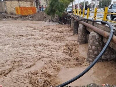 جاری شدن رودخانه در مسیر جاده ساحلی بندر مقام