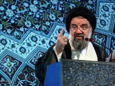 خاتمی: نماز، زیست عابدانه و راهی به تقوای الهی است