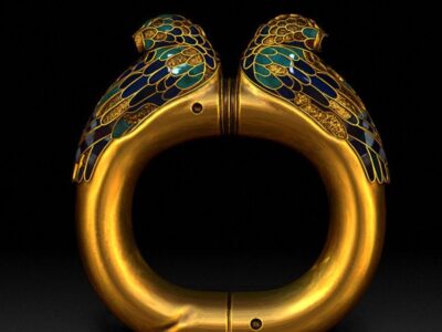 دستبند زرین هخامنشی با اردک‌های نشسته