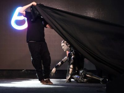 ربات انسان‌نمای روسی در نخستین نمایش از کار افتاد