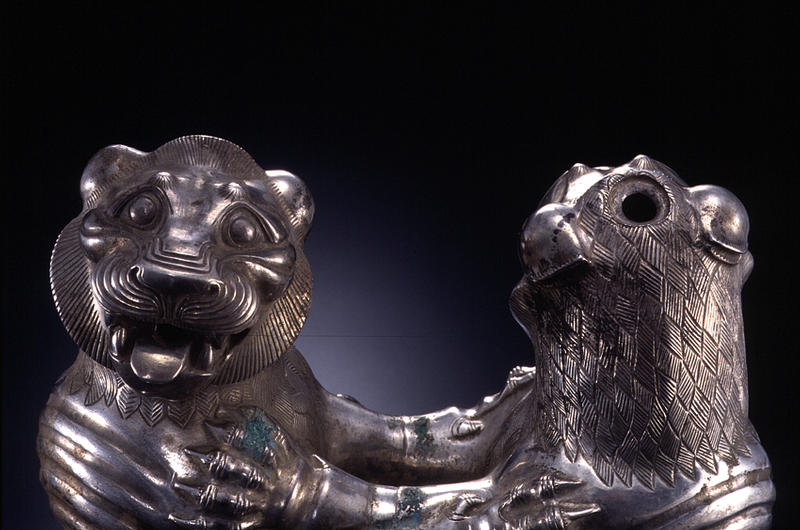 ظرف نقره به شکل پیکره دو شیر ایستاده بر پیکره گاو