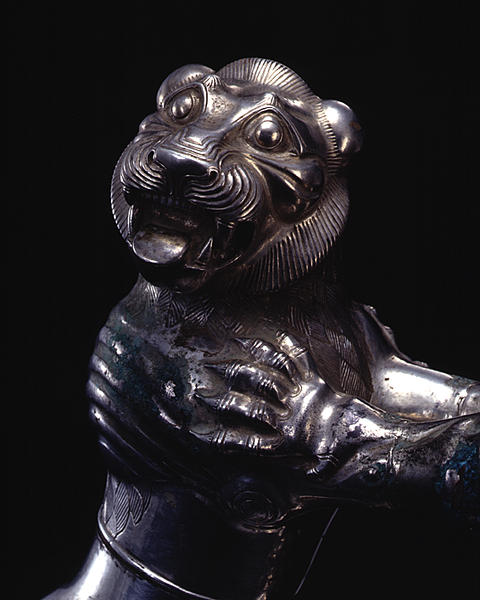 ظرف نقره به شکل پیکره دو شیر ایستاده بر پیکره گاو