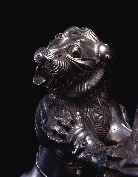 ظرف نقره به شکل پیکره دو شیر ایستاده بر پیکره گاو