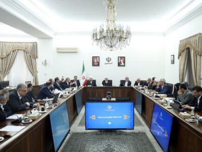 عارف: دولت برای خروج از تنگناهای اقتصادی روی بخش خصوصی حساب کرده است