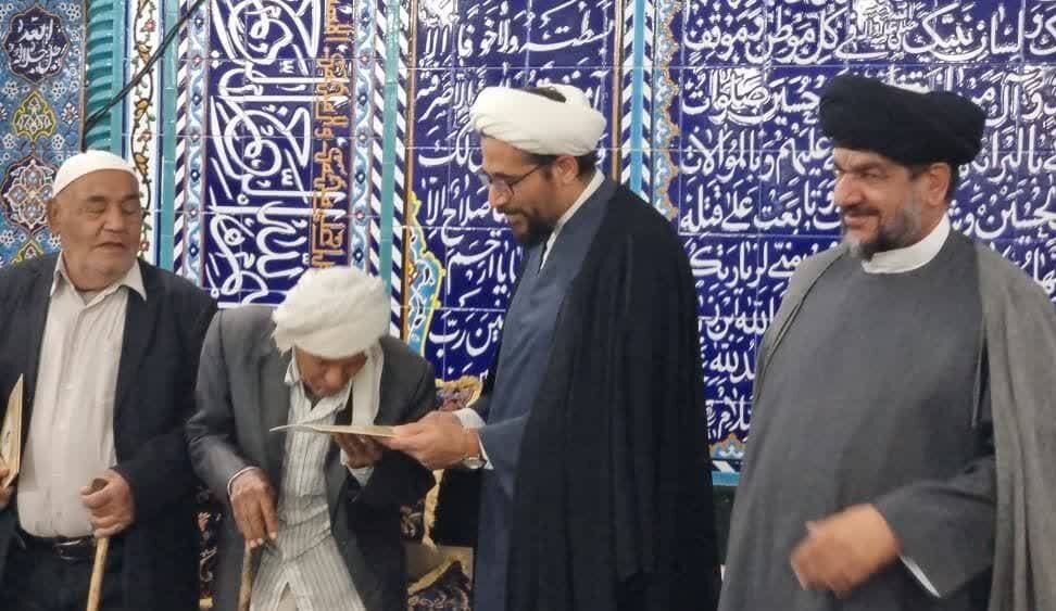 ۲ پدر شهید در گناوه تجلیل شدند