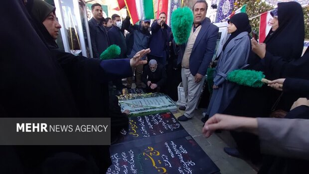 سردار قاآنی به مقام شهید سلیمانی ادای احترام کرد