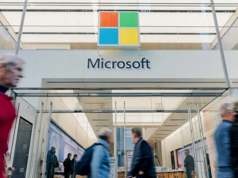 مایکروسافت با استفاده از هوش مصنوعی و اخراج کارمندان ۵۰۰ میلیون دلار صرفه‌جویی کرده است