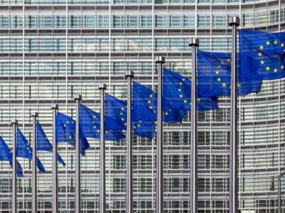 اتحادیه اروپا روند تصویب توافق تجاری با آمریکا را متوقف می‌کند