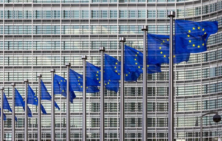 اتحادیه اروپا روند تصویب توافق تجاری با آمریکا را متوقف میکند