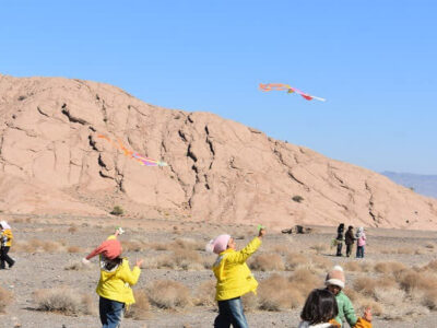 اجرای گروه چوب بازی آسفیج و آواز سنتی در جشنواره بادبادک‌های بهاباد