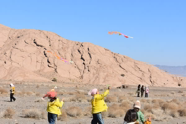 اجرای گروه چوب بازی آسفیج و آواز سنتی در جشنواره بادبادک‌های بهاباد