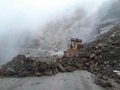 انسداد آزادراه قزوین-رشت به علت ریزش کوه