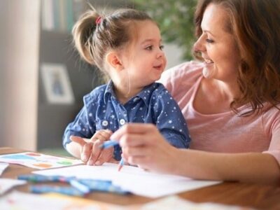 اگر می خواهید کودکی مستقل و با دلبستگی ایمن تربیت کنید؛ این گونه رفتار کنید