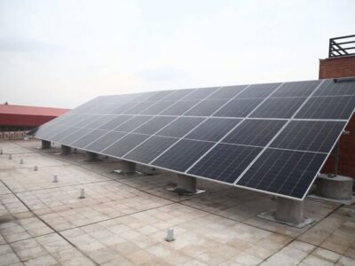 بهره‌برداری همزمان از نیروگاه‌های خورشیدی ادارات قم با ظرفیت یک مگاوات