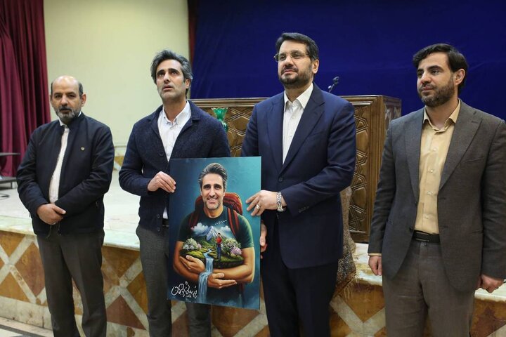 تجلیل از جواد قارایی در نشست جوانان و نخبگان فعال حوزه پیشرفت کشور