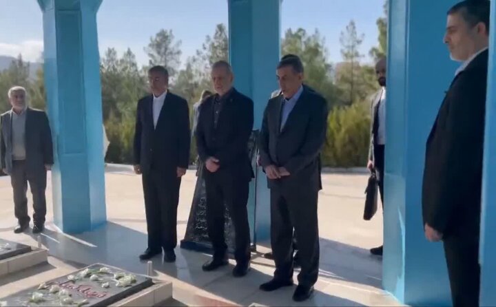 تصاویری از ادای احترام رئیسجمهور به مقام شهدا