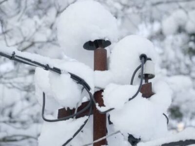 تلاش برای وصل برق شهر الیگودرز بعد از بارش سنگین برف