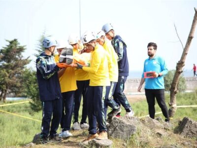 تمرین نجات جان انسان‌ها توسط دانش‌آموزان در رقابت‌های هلال احمر