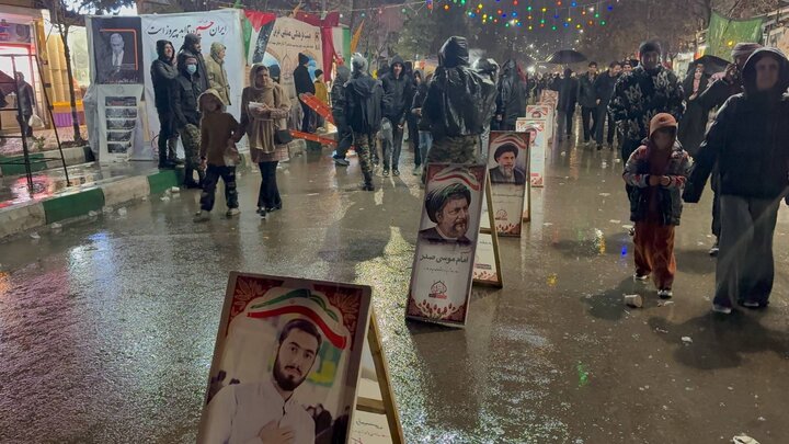 جشن میلاد امام زمان(عج) در خیابان‌های بارانی قوچان