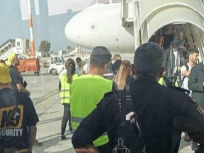 جنگنده‌های اسراییلی، هواپیمای «ویز ایر» را به بن گورین باز گرداندند