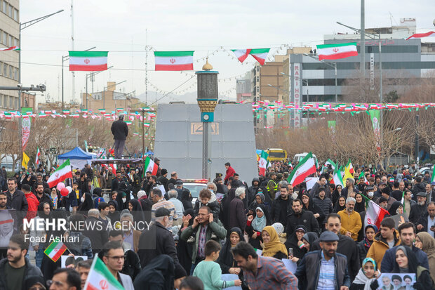 حضور سرلشکر پاکپور در راهپیمایی ۲۲ بهمن