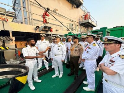 دریادار ایرانی از صنایع دریایی هند بازدید کرد