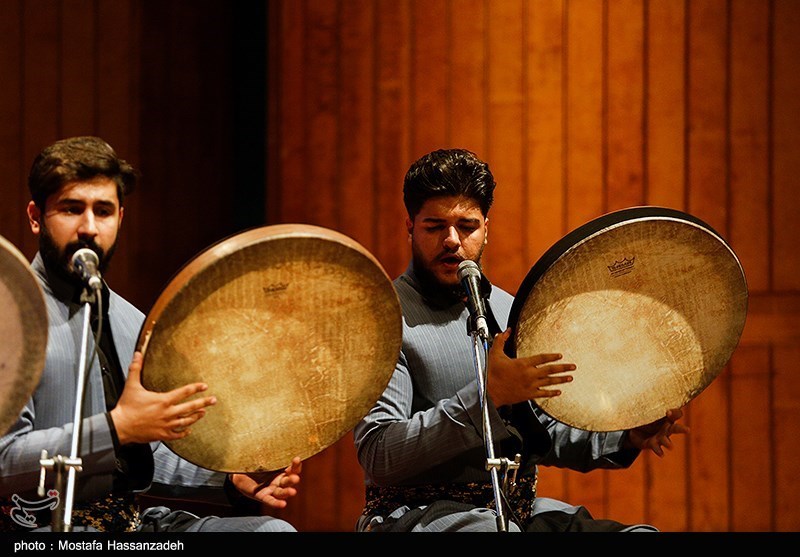 دف نوازان کردستان شب آئین هنر و موسیقی را آغاز کردند