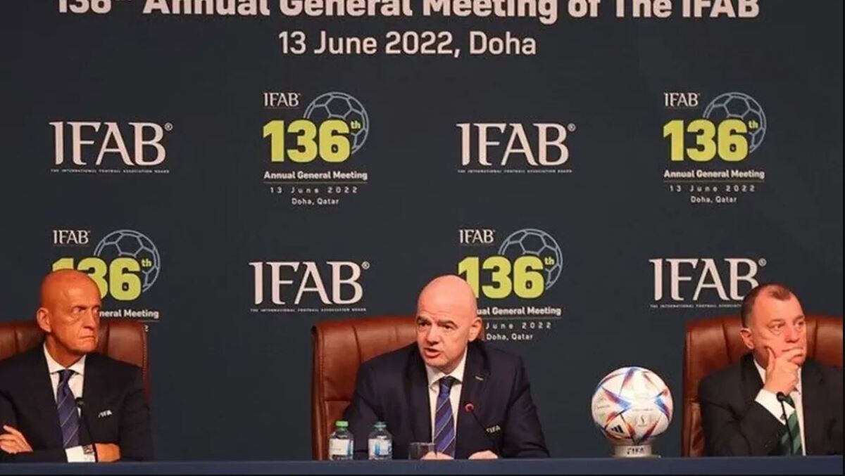 قوانین فوتبال تغییر میکند / اجرای قوانین جدید داوری در آستانه جام جهانی ۲۰۲۶