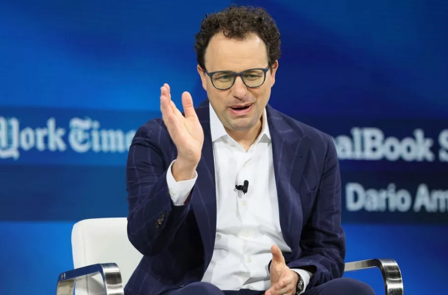 مدیرعامل آنتروپیک: هوش مصنوعی میتواند ۶ تا ۱۲ ماه دیگر جایگزین برنامهنویسان شود