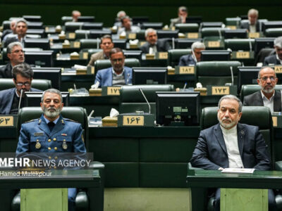 وقتی کاغذ تنها می‌ماند؛ از منچوری تا یک قاب در مجلس