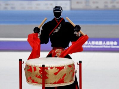 پای روبات های انسان نما به تلویزیون چین باز شد