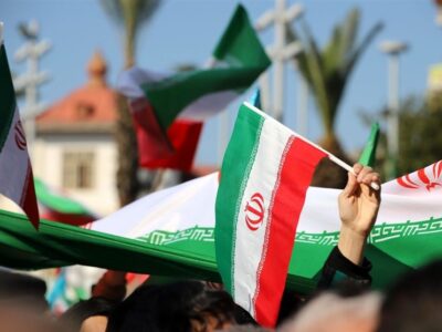 چرا با وجودِ نقد، هنوز پای این «نظام» ایستاده‌ایم؟