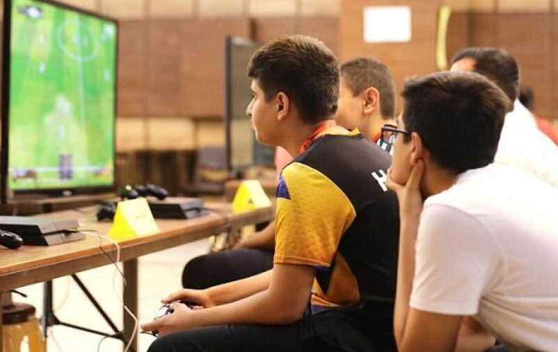 گروه همسالان؛ سکوی خودشناسی یا تهدیدی برای مبارزه با والدین؟