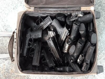 ۱۵ قبضه اسلحه از چمدان ۲ مسافر اتوبوس نی‌ریز کشف شد