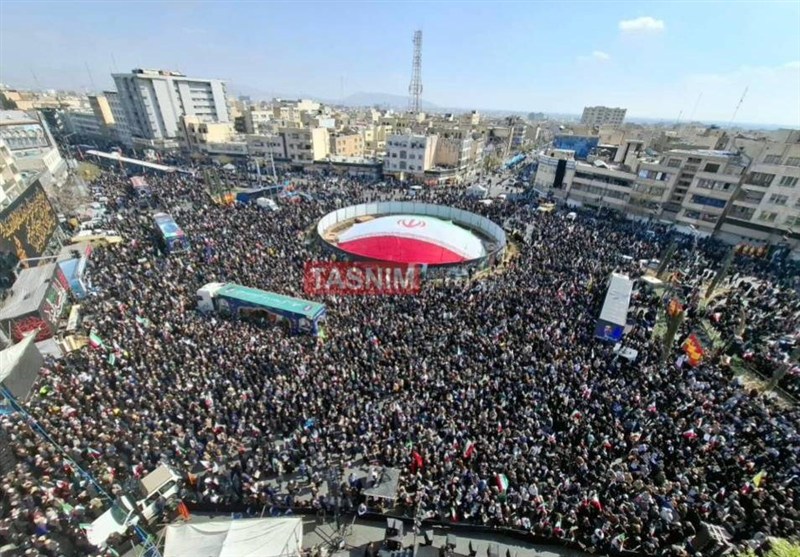 تشییع حماسی شهیدان لاریجانی، سلیمانی و دریادلان ناو دنا در تهران