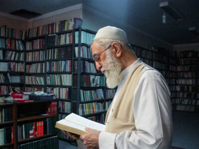 عکس دیده نشده از امام خامنه ای در کتابخانه شخصی