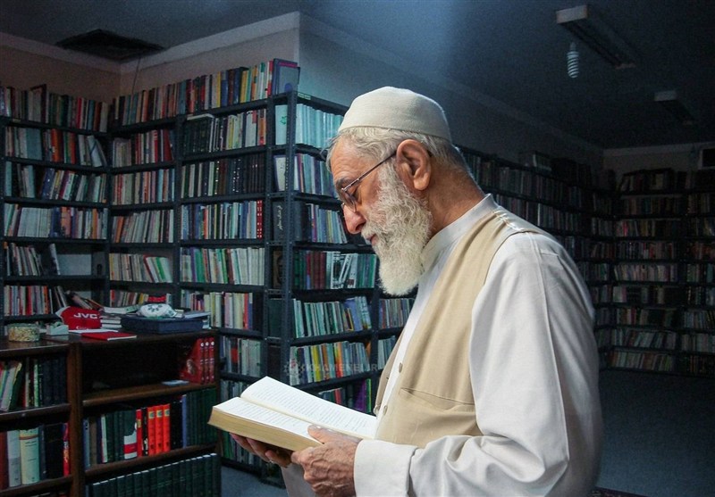 عکس دیده نشده از امام خامنه ای در کتابخانه شخصی