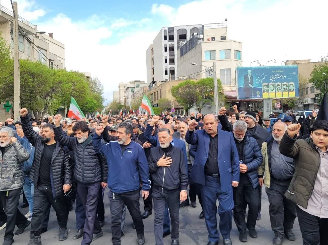 مادر شهیدان افراسیابی به دیدار 5 فرزند شهیدش رسید شهید , گلزار شهدا , دفاع مقدس ,