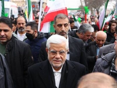 محمدرضا عارف از روند کار در بنیاد شهید بازدید کرد