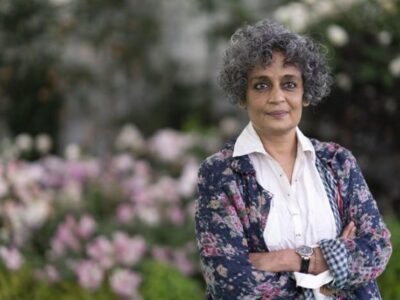 نویسنده سرشناس هند: من کنار ایران می‌ایستم