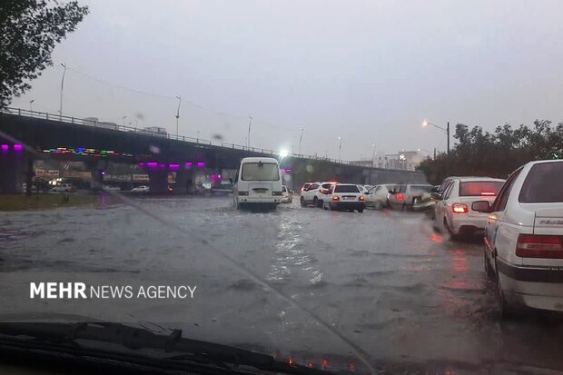 آبگرفتگی معابر شهر دهلران بر اثر شدت بارش باران