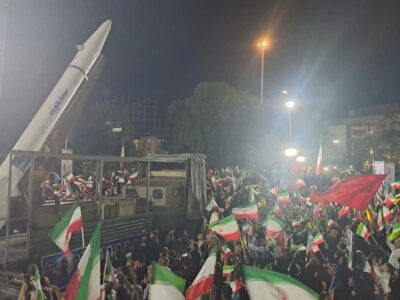 آماده‌سازی موشک فاتح در تجمع مردم بوشهر