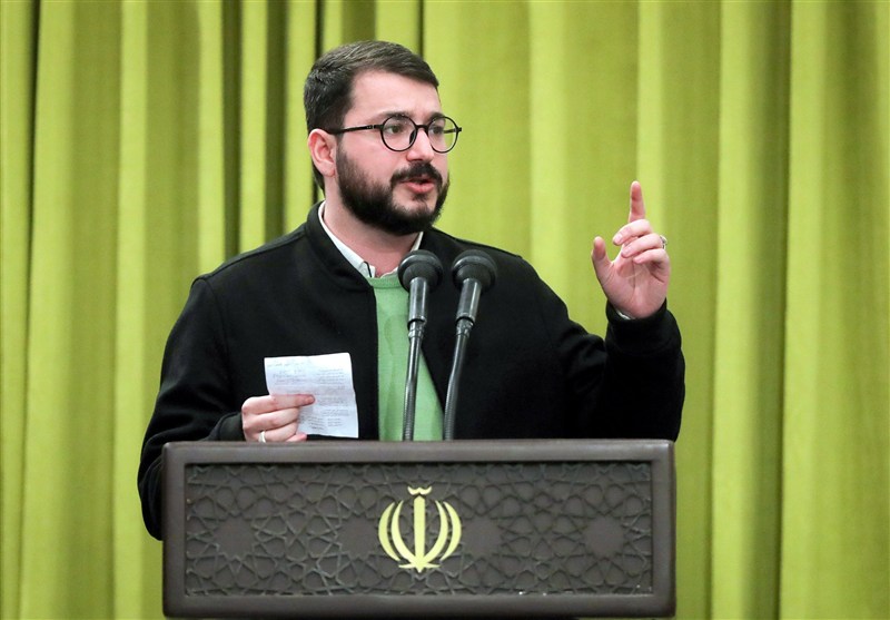 از مداحی در محضر رهبر شهید تا بیان حس پدری در قطعه «پدر ایران»