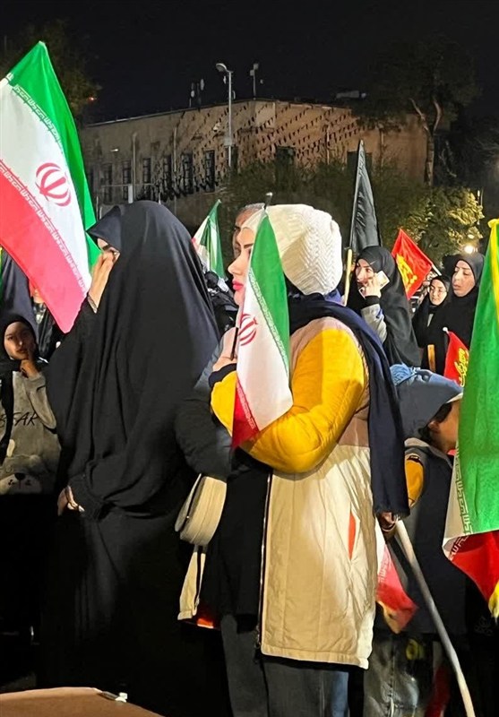 تجم مردم در شب بارانی شیراز؛ هنگامی که دلها در شاهچراغ یکی شدند تجم مردم در شب بارانی شیراز؛ هنگامی که دلها در شاهچراغ یکی شدند