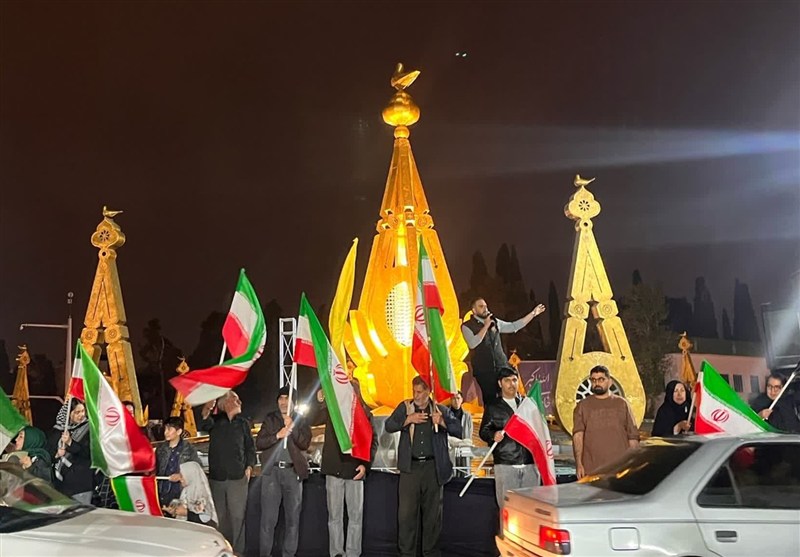 تجم مردم در شب بارانی شیراز؛ هنگامی که دلها در شاهچراغ یکی شدند تجم مردم در شب بارانی شیراز؛ هنگامی که دلها در شاهچراغ یکی شدند